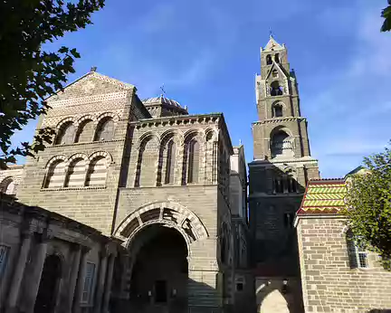P1140387 Cathédrale Notre-Dame du Puy-en-Velay érigée dès le XIIè s., porche du For.